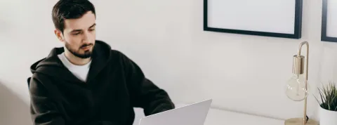 Hombre montando una campaña de publicidad programática