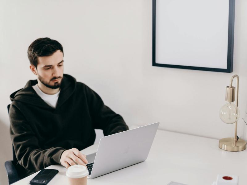 Hombre montando una campaña de publicidad programática