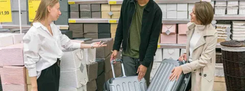 Empleada realizando una venta consultiva