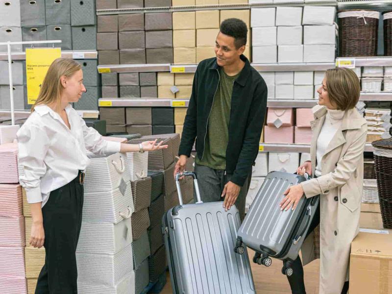 Empleada realizando una venta consultiva