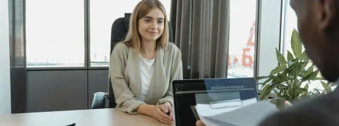 un trabajador le está haciendo una entrevista una chica