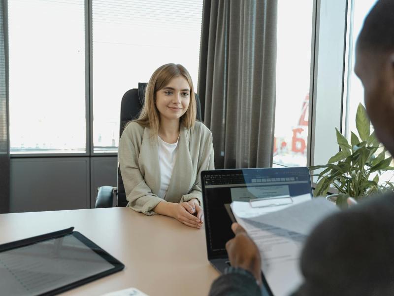 un trabajador le está haciendo una entrevista una chica