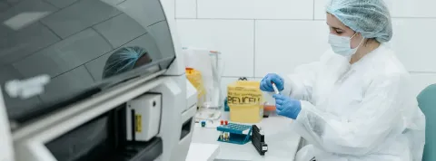 Una investigadora está realizando pruebas en un laboratorio