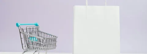 Un carro de la compra y una bolsa al lado