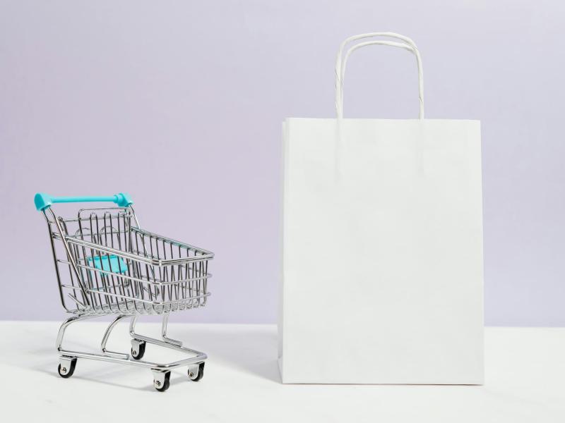 Un carro de la compra y una bolsa al lado