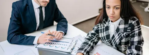 dos trabajadores están comparando gráficas 