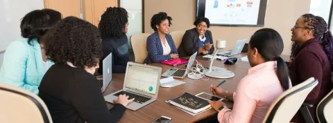 unos empresarios están reunidos en un despacho