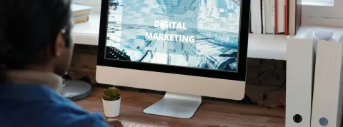 Un trabajar está realizando un plan de marketing en su ordenador