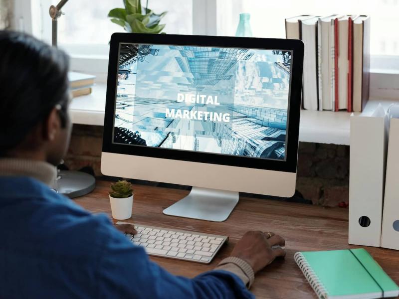 Un trabajar está realizando un plan de marketing en su ordenador