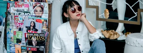 una chica está sentada cerca de un quiosco con muchas