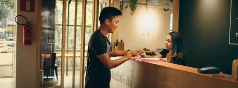 Un cliente está en la recepción de un hotel
