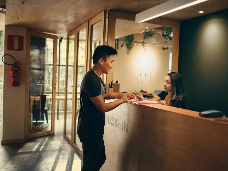 Un cliente está en la recepción de un hotel