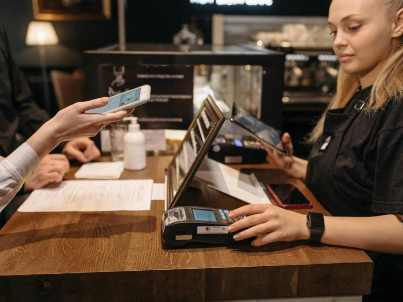 Una dependienta está cobrándole a un cliente