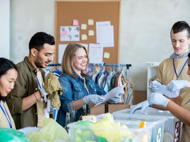 Un grupo de jóvenes están reciclando ropa