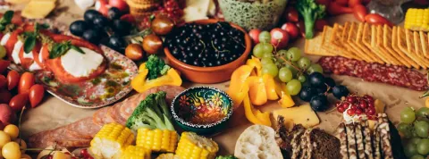 verduras y frutas encima de una mesa