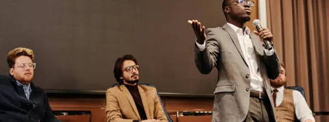 Un grupo de profesionales están exponiendo un tema ante otras personas