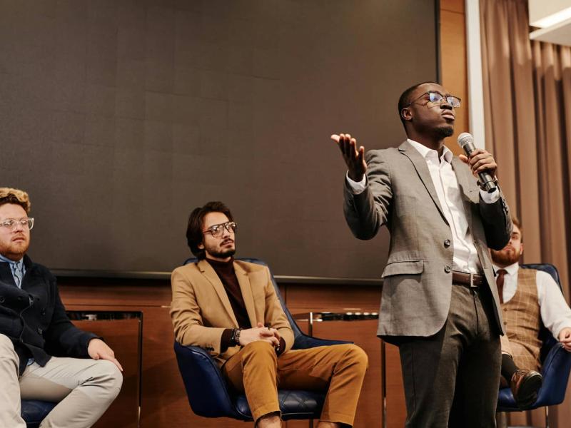 Un grupo de profesionales están exponiendo un tema ante otras personas
