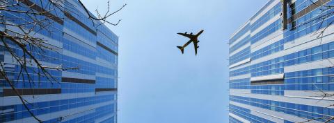Avión entre edificios