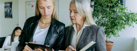 Dos mujeres empresarias comentando proyectos