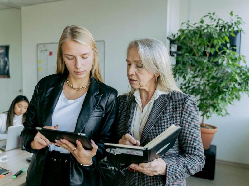 Dos mujeres empresarias comentando proyectos