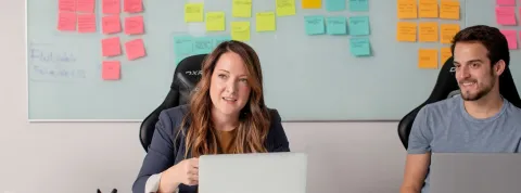 una empresaria están en un despacho sentada en su escritorio