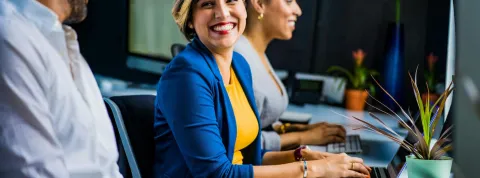 un grupo de trabajadores están charlando en la oficina