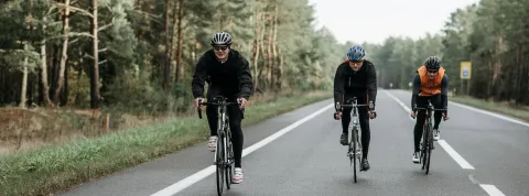 Un grupo de personas van en bicicleta por mitad del bosque