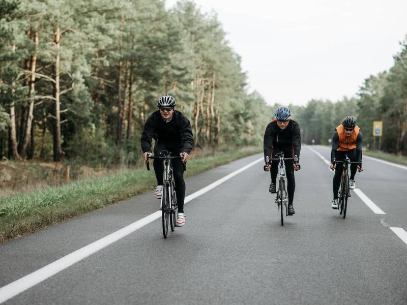 Un grupo de personas van en bicicleta por mitad del bosque