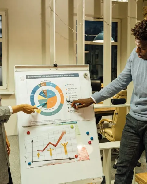 Personas exponiendo plan