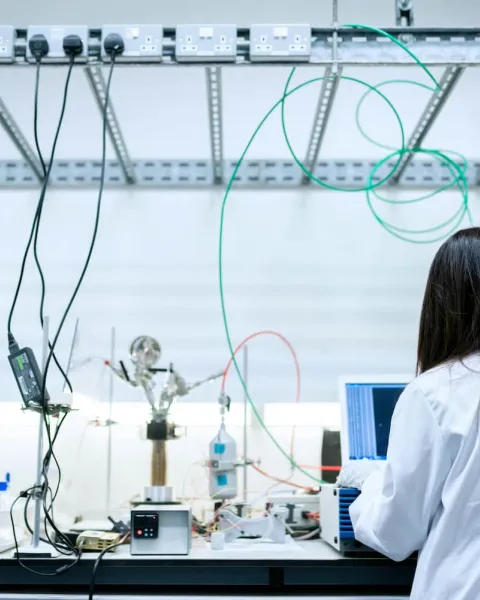 Médica se encuentra en un laboratorio haciendo pruebas