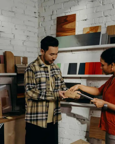Empleada realizando una venta consultiva