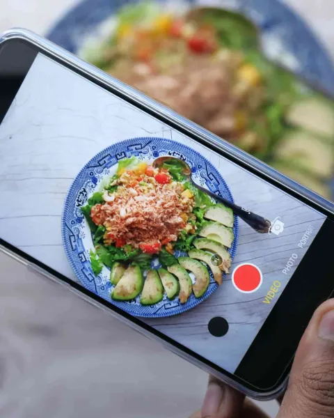 Influencer haciendo una campaña publicitaria de comida