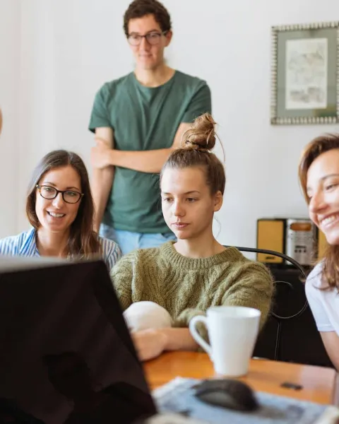 Estudiantes MBA realizando un trabajo