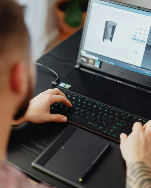 Un trabajador esta creando una figura en 3D