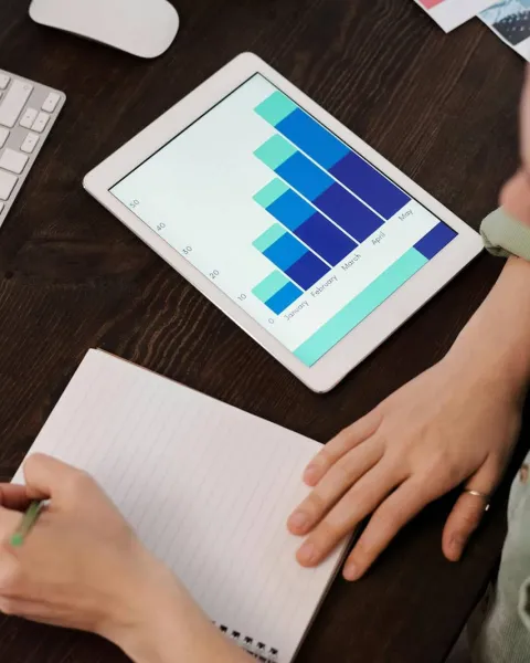 una trabajadora está estudiando los gráficos