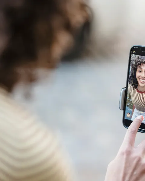 Una influencer está grabándose con le teléfono
