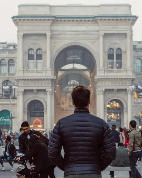 Un turista están observando un monumento