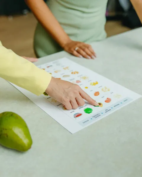 un documento encima de una mesa donde se ven propiedades de frutas