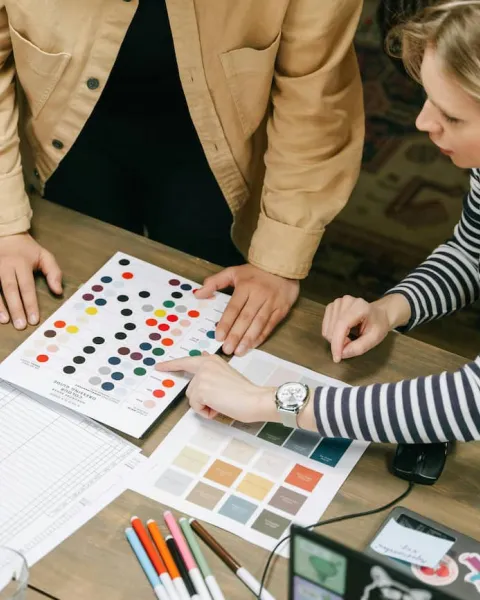Dos compañeros están eligiendo el color para un logotipo