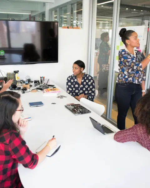 un grupo de trabajo están poniendo en común ideas