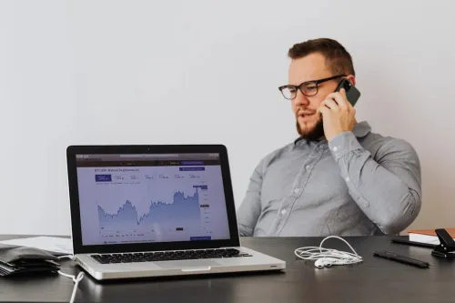 Chico hablando por teléfono