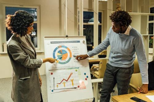 Personas exponiendo plan