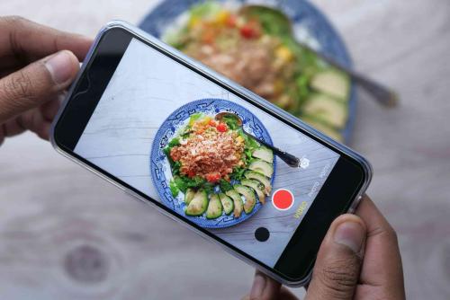 Influencer haciendo una campaña publicitaria de comida