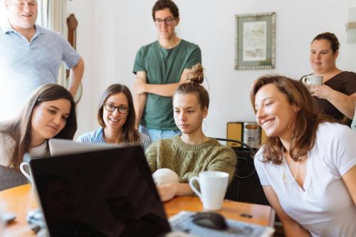 Estudiantes MBA realizando un trabajo 