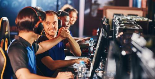 un equipo de gamers se está chocando la mano