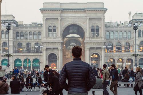 Un turista están observando un monumento
