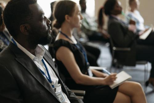 un grupo de personas está sentada mientras escucha una ponencia