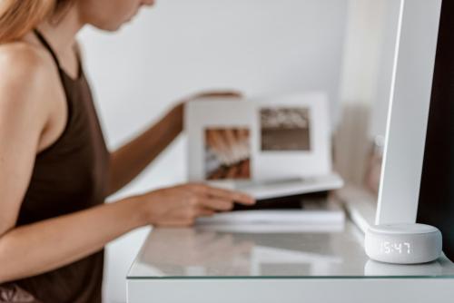 una mujer esta sentada leyendo en su escritorio