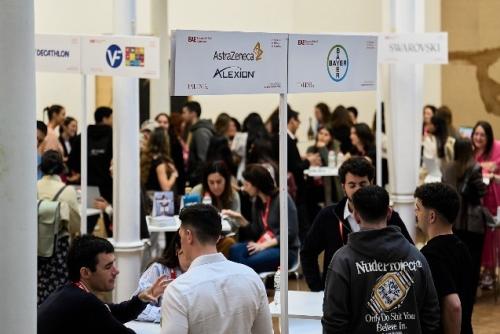 alumnos en la feria de empleabilidad talent EAE Barcelona