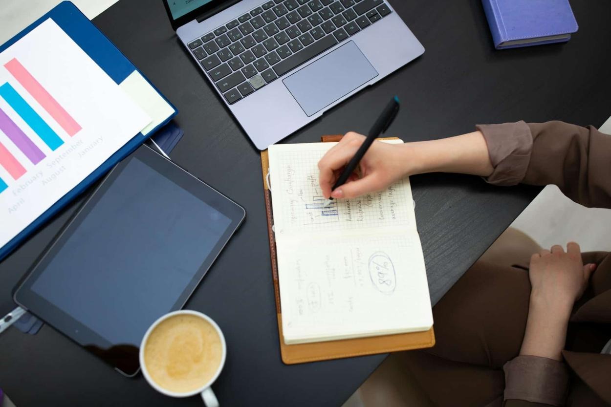 KPI: la clave para medir y optimizar tu éxito Trabajadores midiendo el resultado de los KPI propuestos